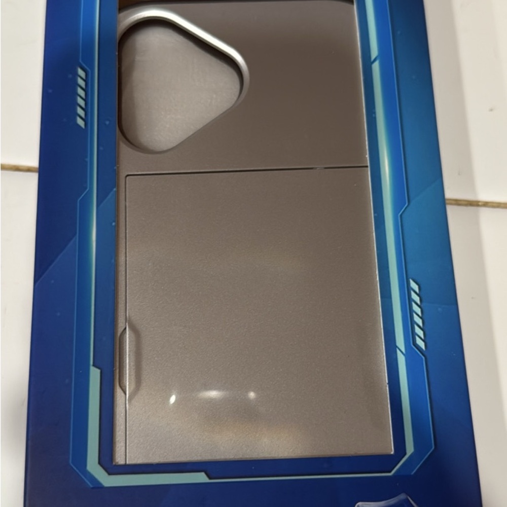 Sleek Silver iPhone 17 Wallet Case